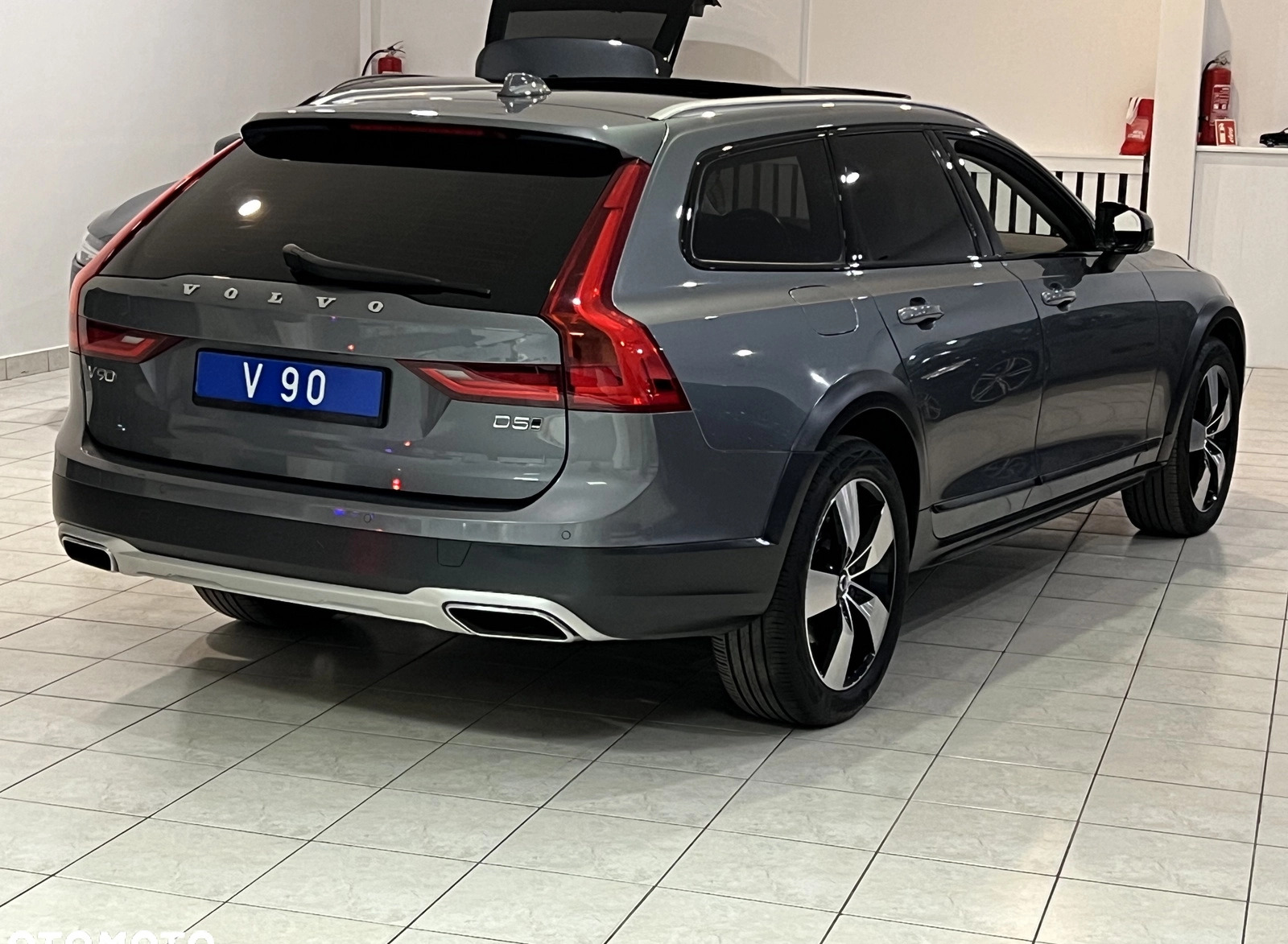 Volvo V90 Cross Country cena 147000 przebieg: 147000, rok produkcji 2017 z Bieruń małe 352